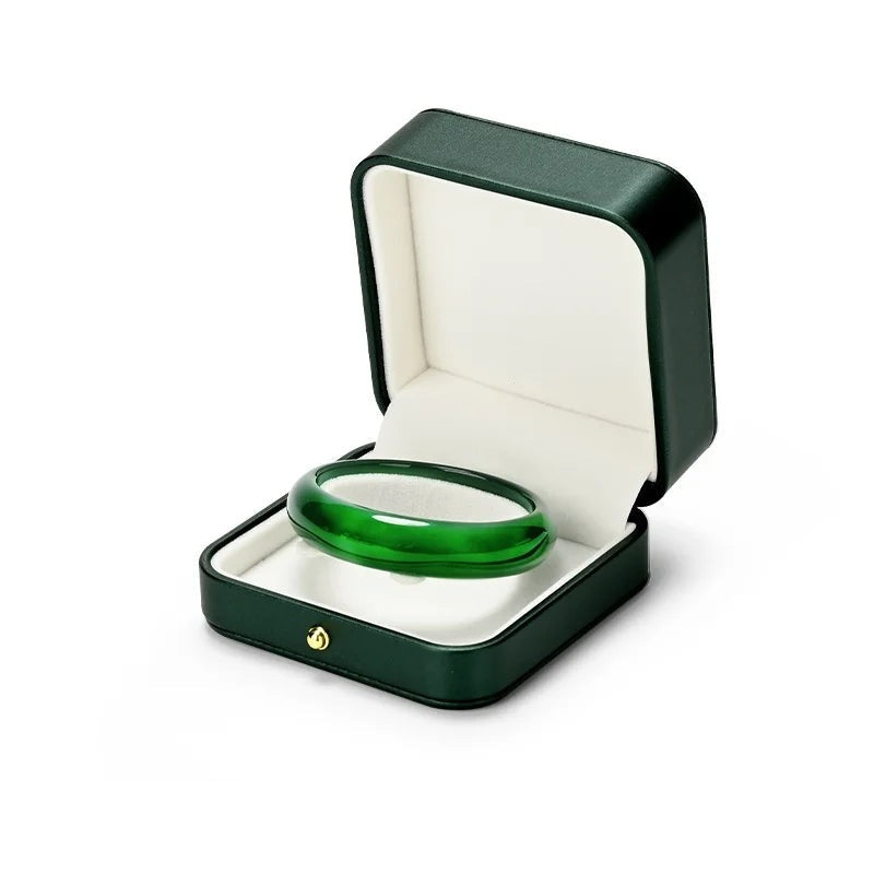 Écrin vert – écrin à bracelet ouvert avec un jonc vert