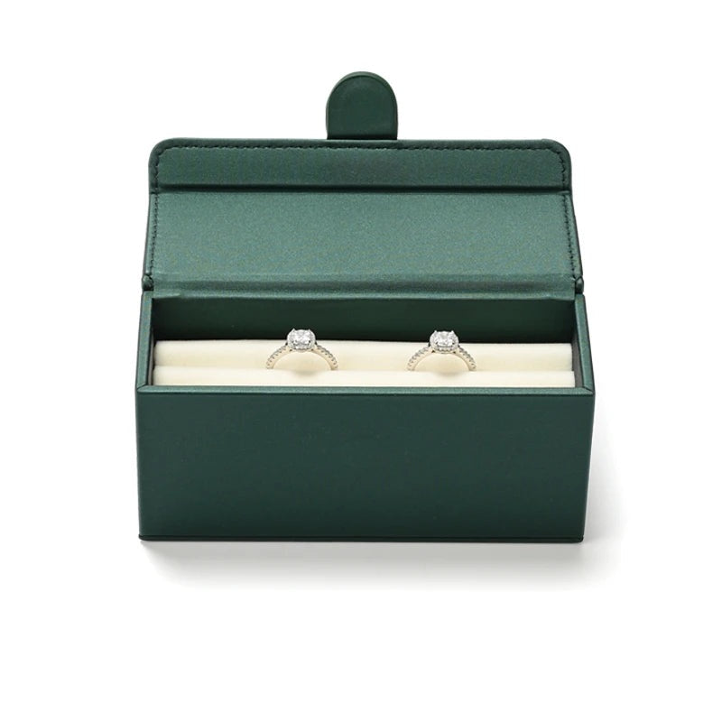 Boîte à bagues cuir PU – coloris vert, boîte ouverte avec deux bagues