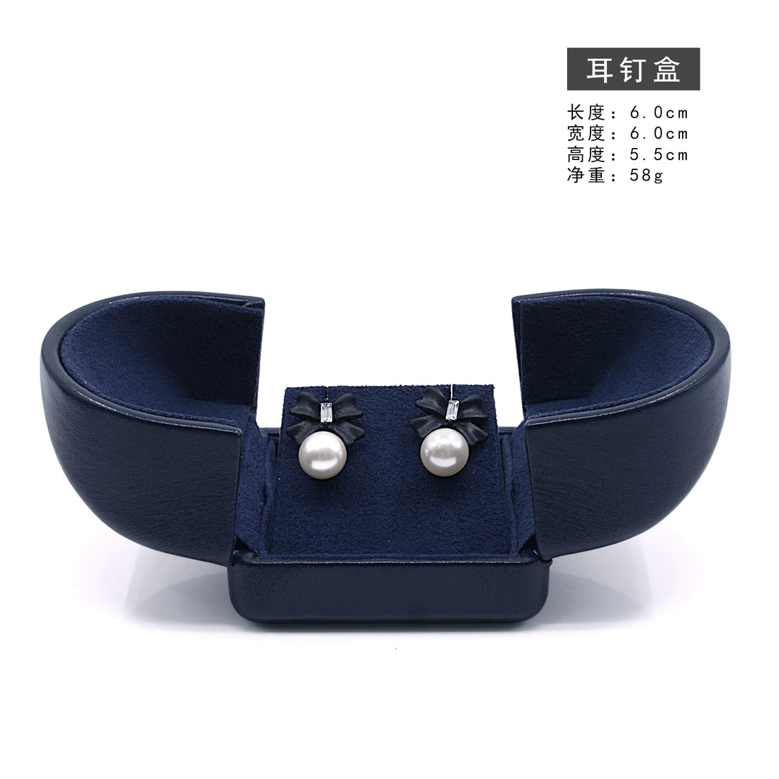 Écrin bleu marine – modèle boucles d'oreilles ouvert avec une paire de perles