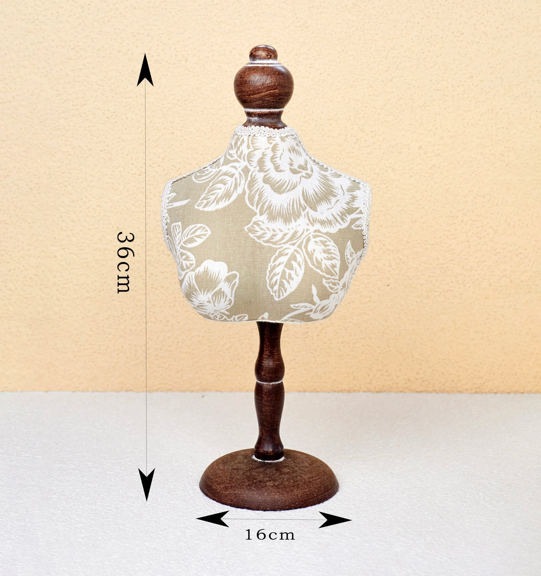 Buste collier tissu beige – Motif Fleuri Grand