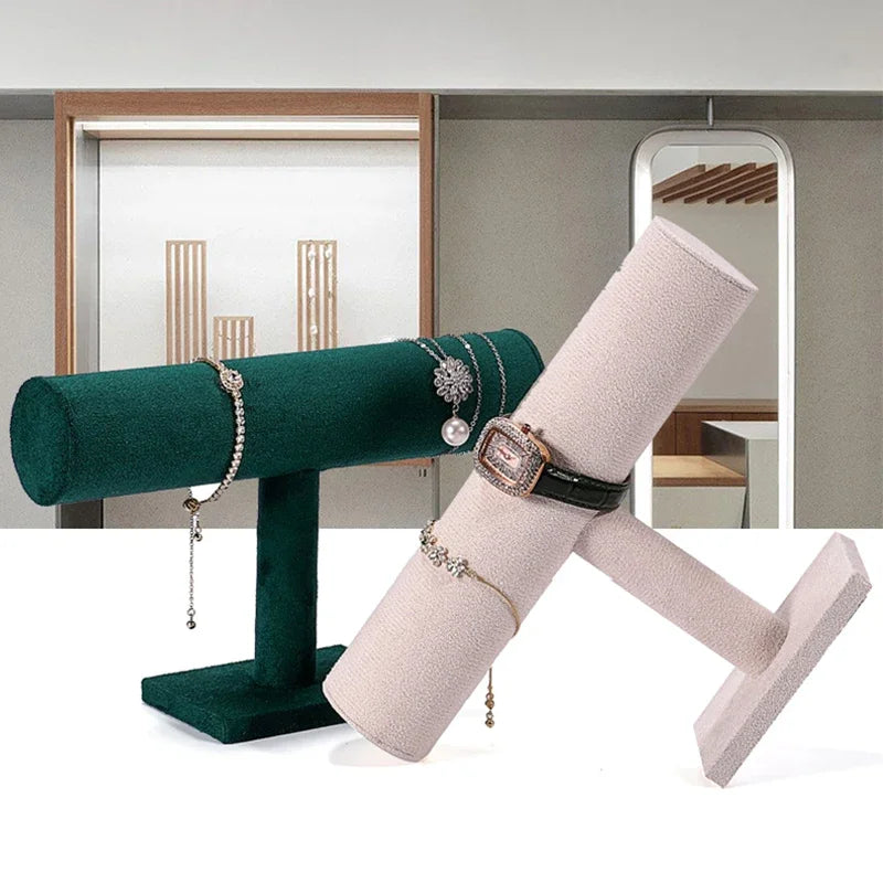 Présentoir bracelet T-bar en suédine – T-bars vert et beige en vitrine