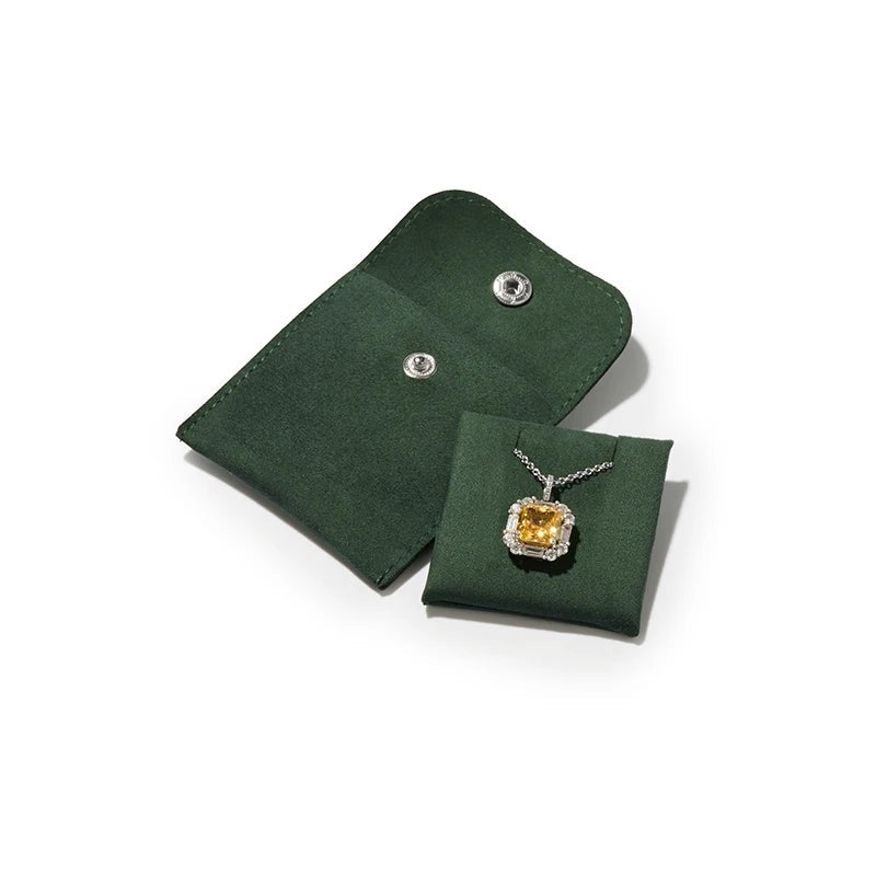 Pochette bijoux velours – insert amovible présentant un collier et un pendentif