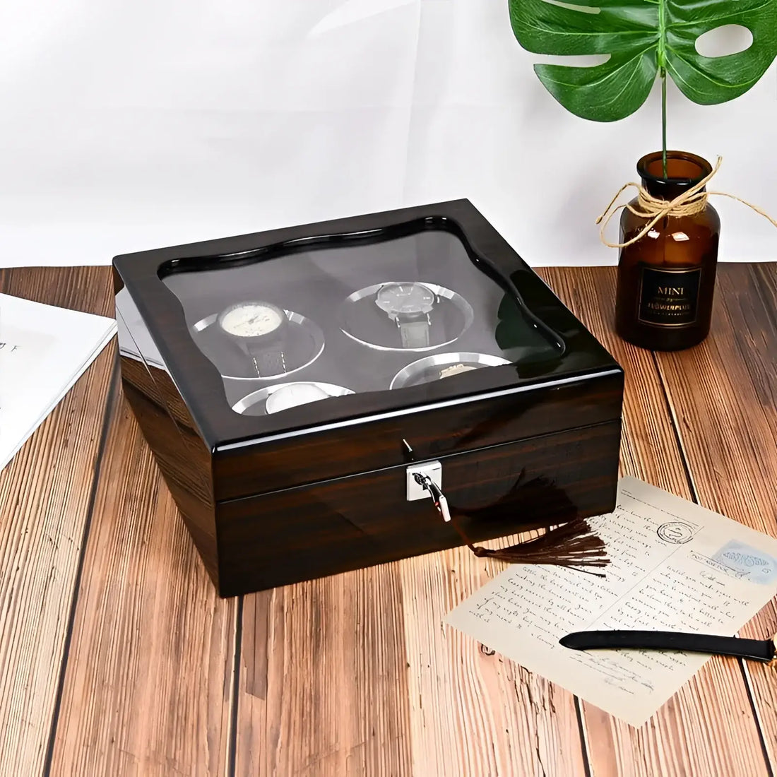 Boîte à montres laquée 4 places – en situation sur une table en bois
