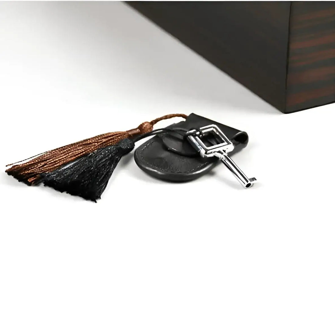 Boîte à montres laquée 4 places – clé à pompon