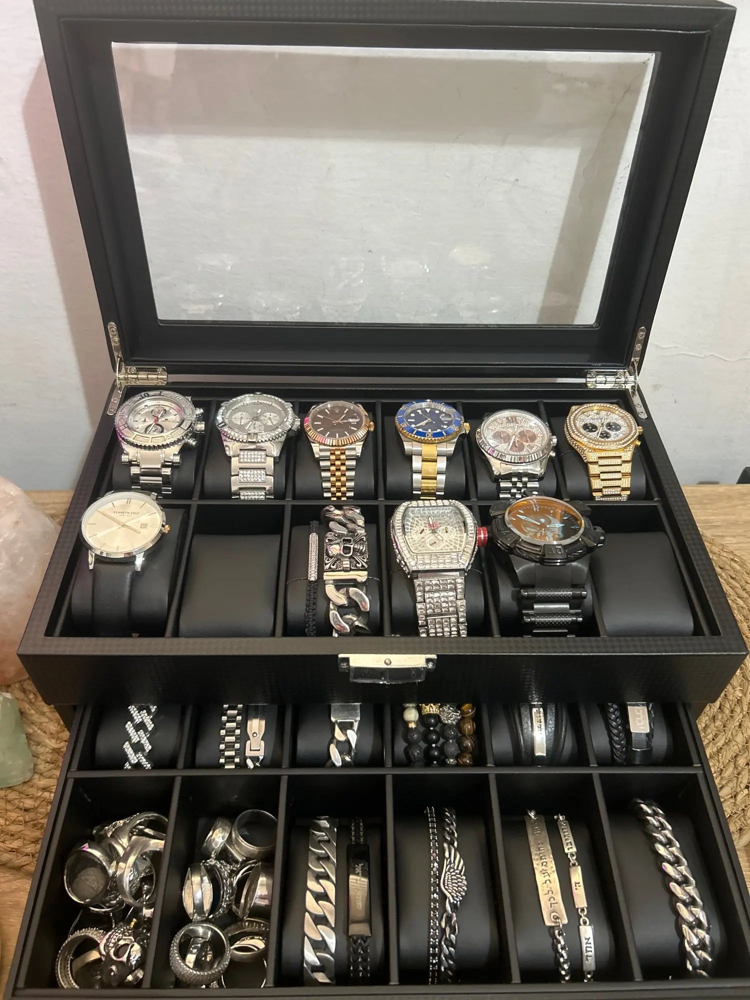 https://cdn.shopify.com/s/files/1/0793/1897/4808/files/boite24montres.webp?v=1699698361