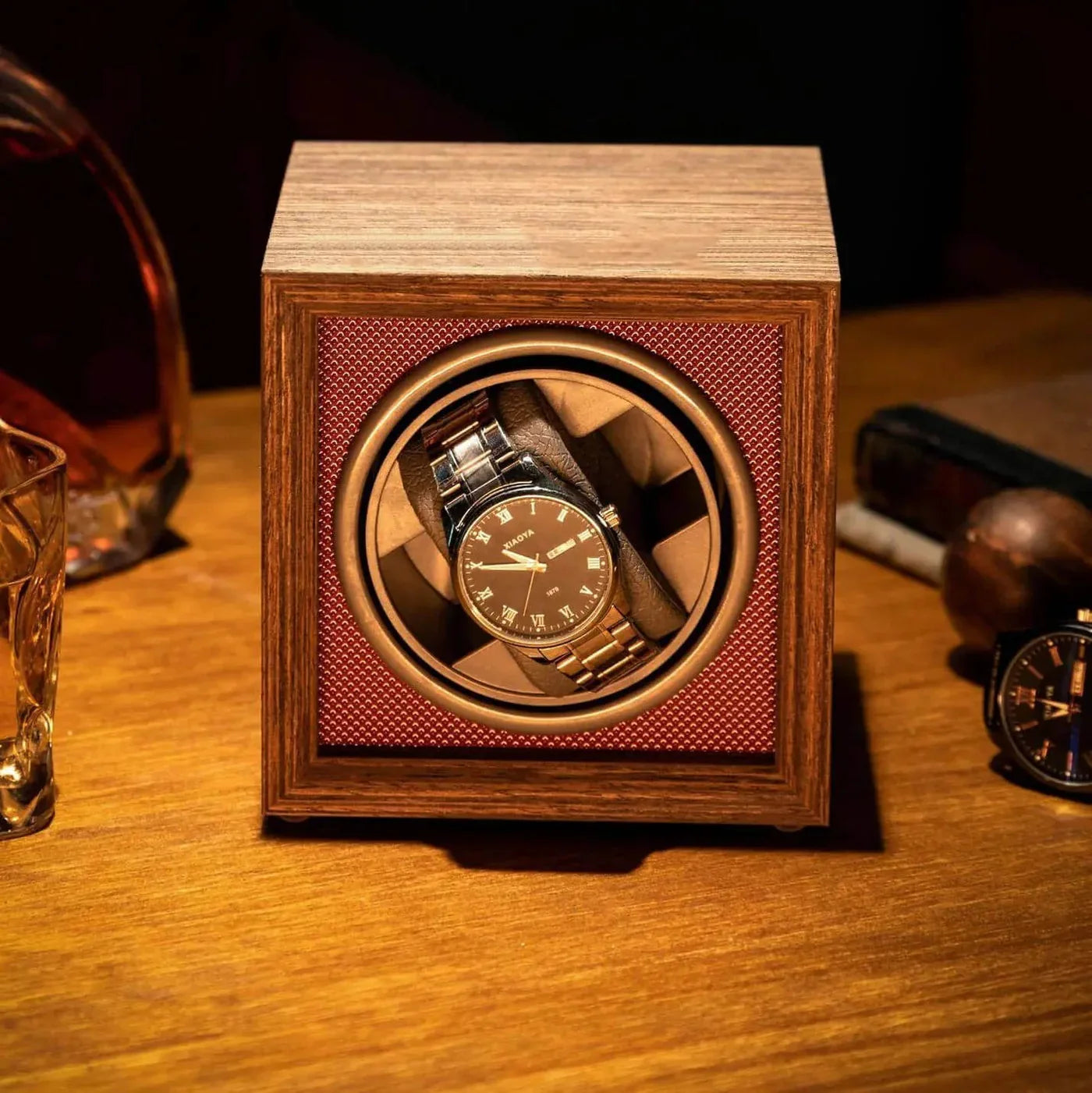 https://cdn.shopify.com/s/files/1/0774/4372/7708/files/remontoir-montre-automatique-bois-cube-bordeaux-405.webp?v=1742564644