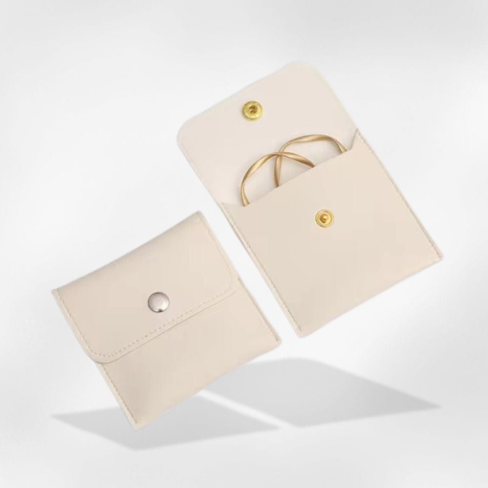 https://cdn.shopify.com/s/files/1/0889/8084/8989/files/royalcoffer-beige-boite-a-bijoux-br-de-poche-58471879967069.jpg?v=1727895609