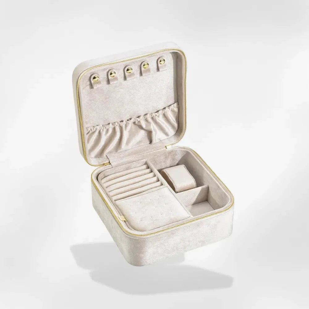 https://cdn.shopify.com/s/files/1/0889/8084/8989/files/royalcoffer-blanc-boite-a-bijoux-jeune-fille-1169592103.webp?v=1748620202