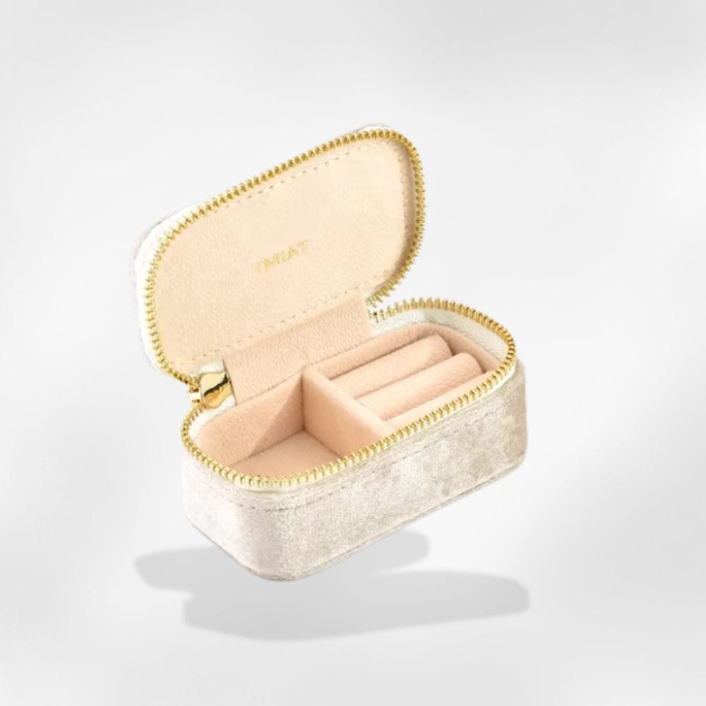 https://cdn.shopify.com/s/files/1/0889/8084/8989/files/royalcoffer-blanc-ecrin-a-bijoux-en-velours-58589084811613.jpg?v=1727897235