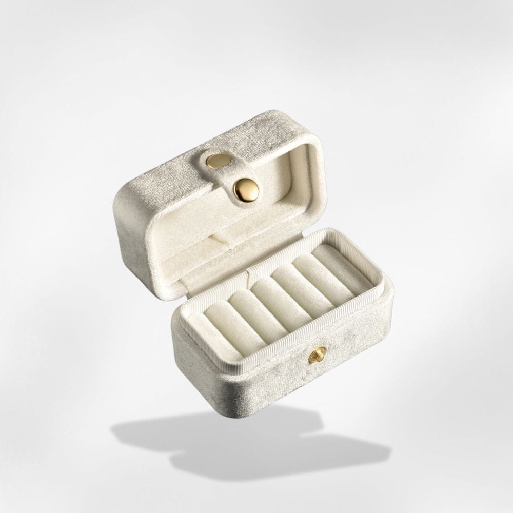https://cdn.shopify.com/s/files/1/0889/8084/8989/files/royalcoffer-blanche-boite-a-bijoux-br-bague-58413073858909.jpg?v=1727895441