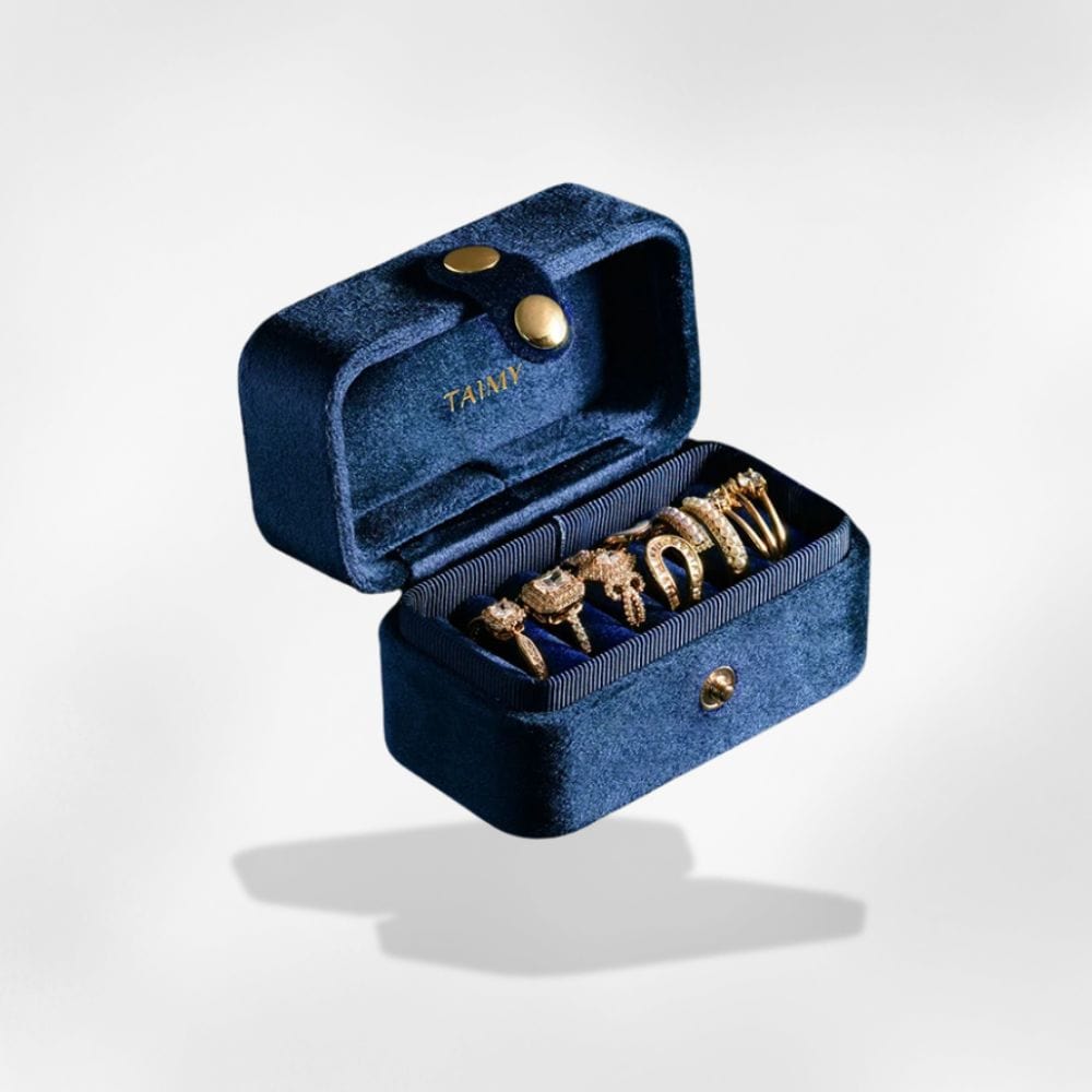 https://cdn.shopify.com/s/files/1/0889/8084/8989/files/royalcoffer-bleu-boite-a-bijoux-br-bague-58413074121053.jpg?v=1727895261