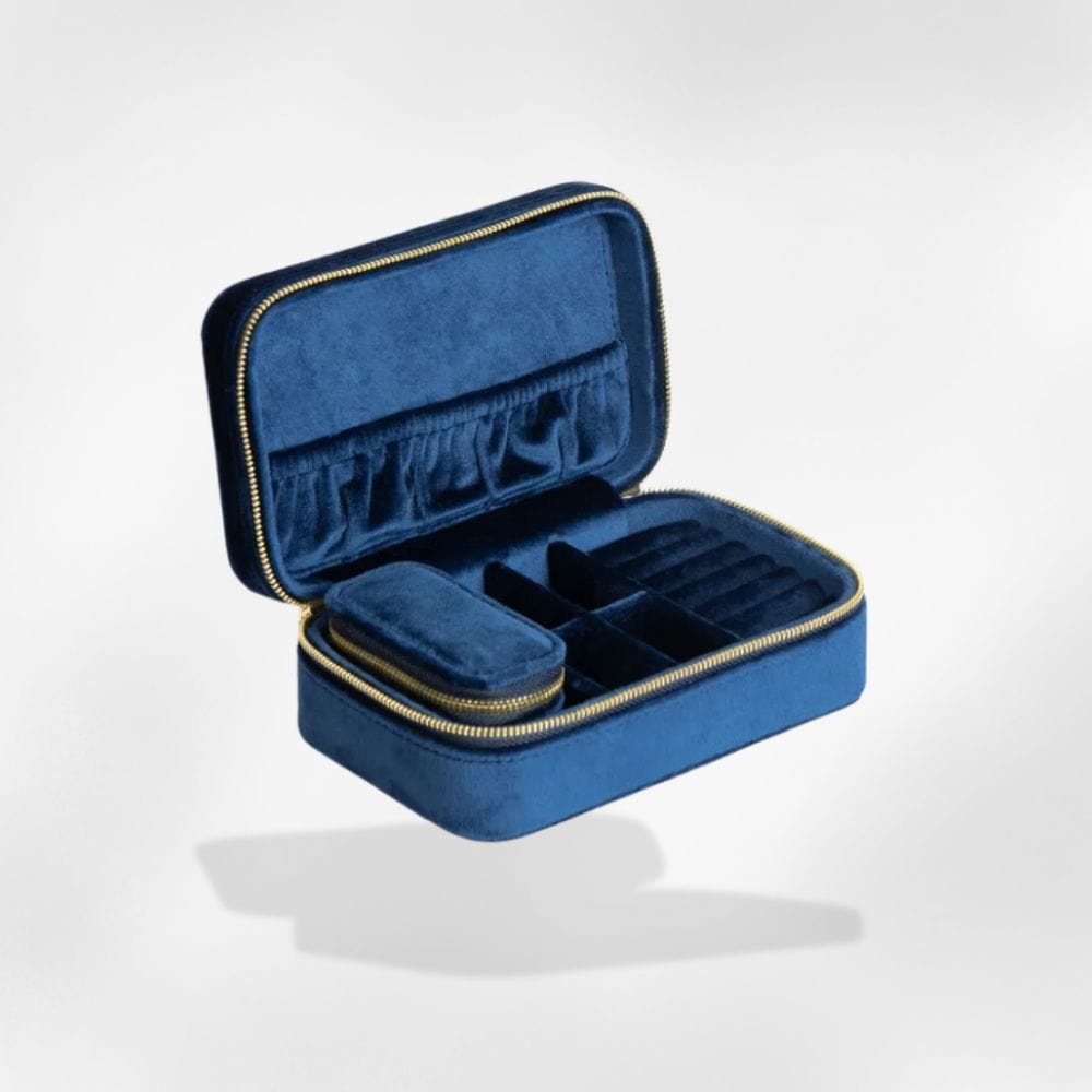 https://cdn.shopify.com/s/files/1/0889/8084/8989/files/royalcoffer-bleu-boite-bijoux-br-royalvel-71385141117277.jpg?v=1733068786