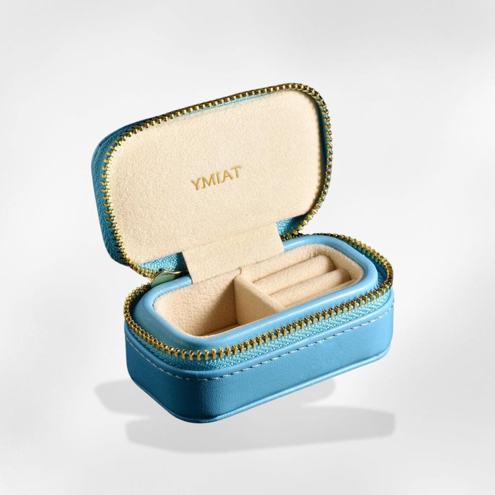 https://cdn.shopify.com/s/files/1/0889/8084/8989/files/royalcoffer-bleu-clair-boite-a-bijoux-vr-royaltravel-58542429405533.jpg?v=1727890203
