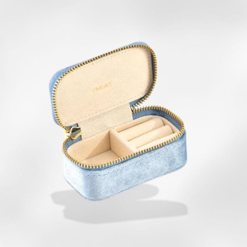 https://cdn.shopify.com/s/files/1/0889/8084/8989/files/royalcoffer-bleu-clair-ecrin-a-bijoux-en-velours-58589084516701.jpg?v=1727889141