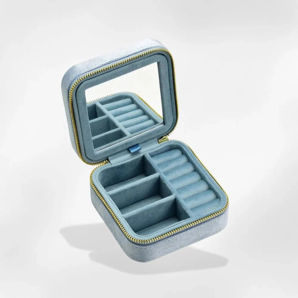 https://cdn.shopify.com/s/files/1/0889/8084/8989/files/royalcoffer-bleu-clair-petite-boite-a-bijoux-miroir-71800936005981.webp?v=1733936943
