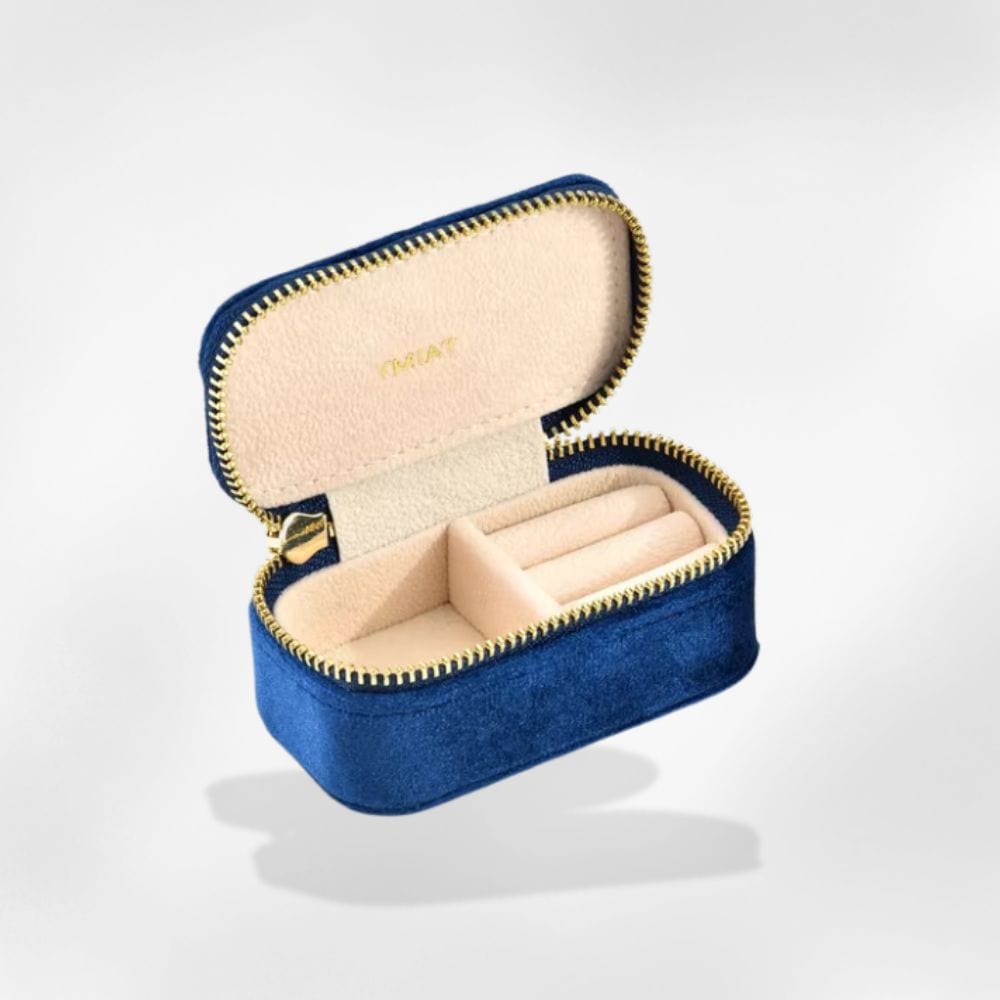 https://cdn.shopify.com/s/files/1/0889/8084/8989/files/royalcoffer-bleu-ecrin-a-bijoux-en-velours-58589084746077.jpg?v=1727897229
