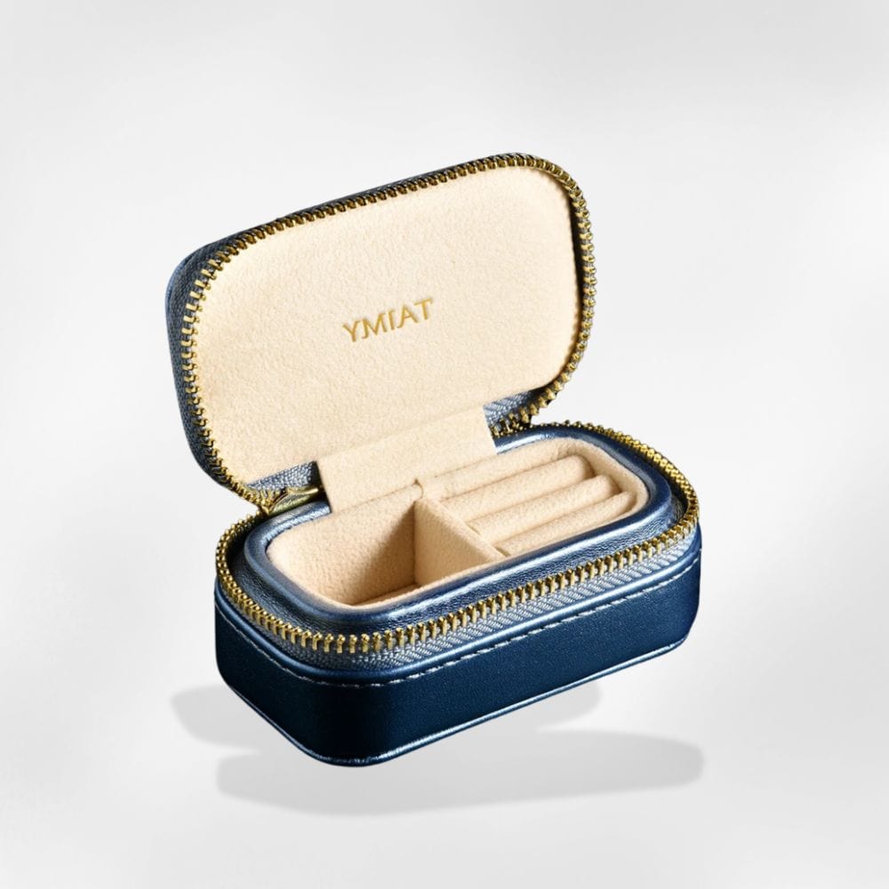 https://cdn.shopify.com/s/files/1/0889/8084/8989/files/royalcoffer-bleu-fonce-boite-a-bijoux-vr-royaltravel-58542429667677.jpg?v=1727890206