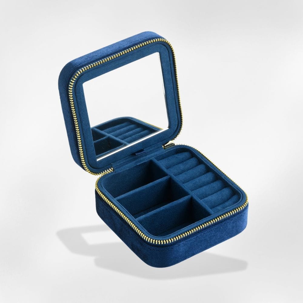 https://cdn.shopify.com/s/files/1/0889/8084/8989/files/royalcoffer-bleu-petite-boite-a-bijoux-miroir-71760701030749.jpg?v=1733677927