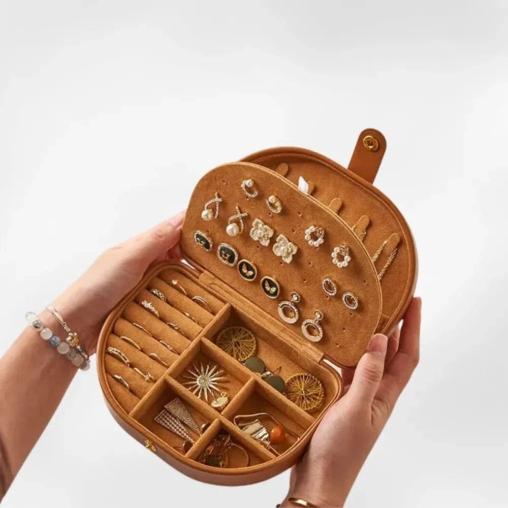 https://cdn.shopify.com/s/files/1/0889/8084/8989/files/royalcoffer-boite-a-bijoux-tendance-1128180555.webp?v=1739079544
