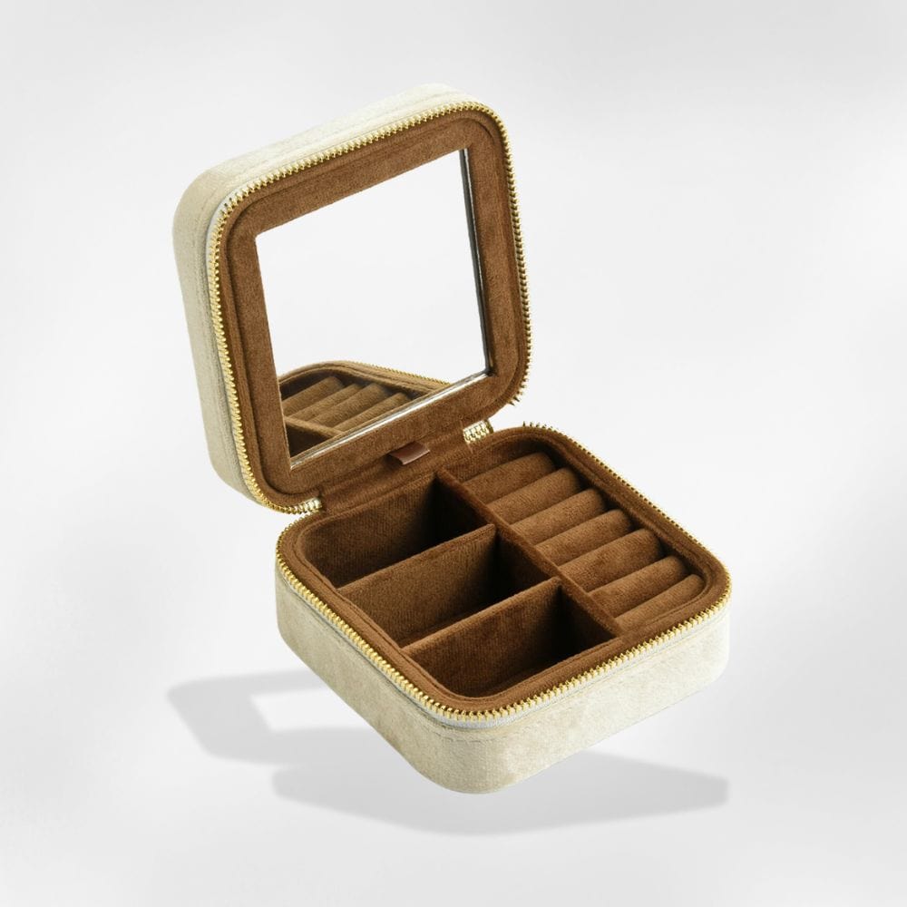 https://cdn.shopify.com/s/files/1/0889/8084/8989/files/royalcoffer-cafe-petite-boite-a-bijoux-miroir-71760701325661.jpg?v=1733677923