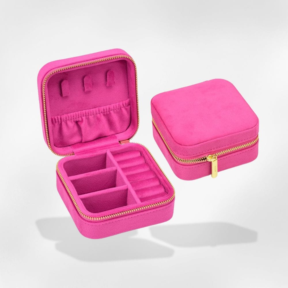 https://cdn.shopify.com/s/files/1/0889/8084/8989/files/royalcoffer-fushia-boite-a-bijoux-carree-71760701063517.jpg?v=1733677918