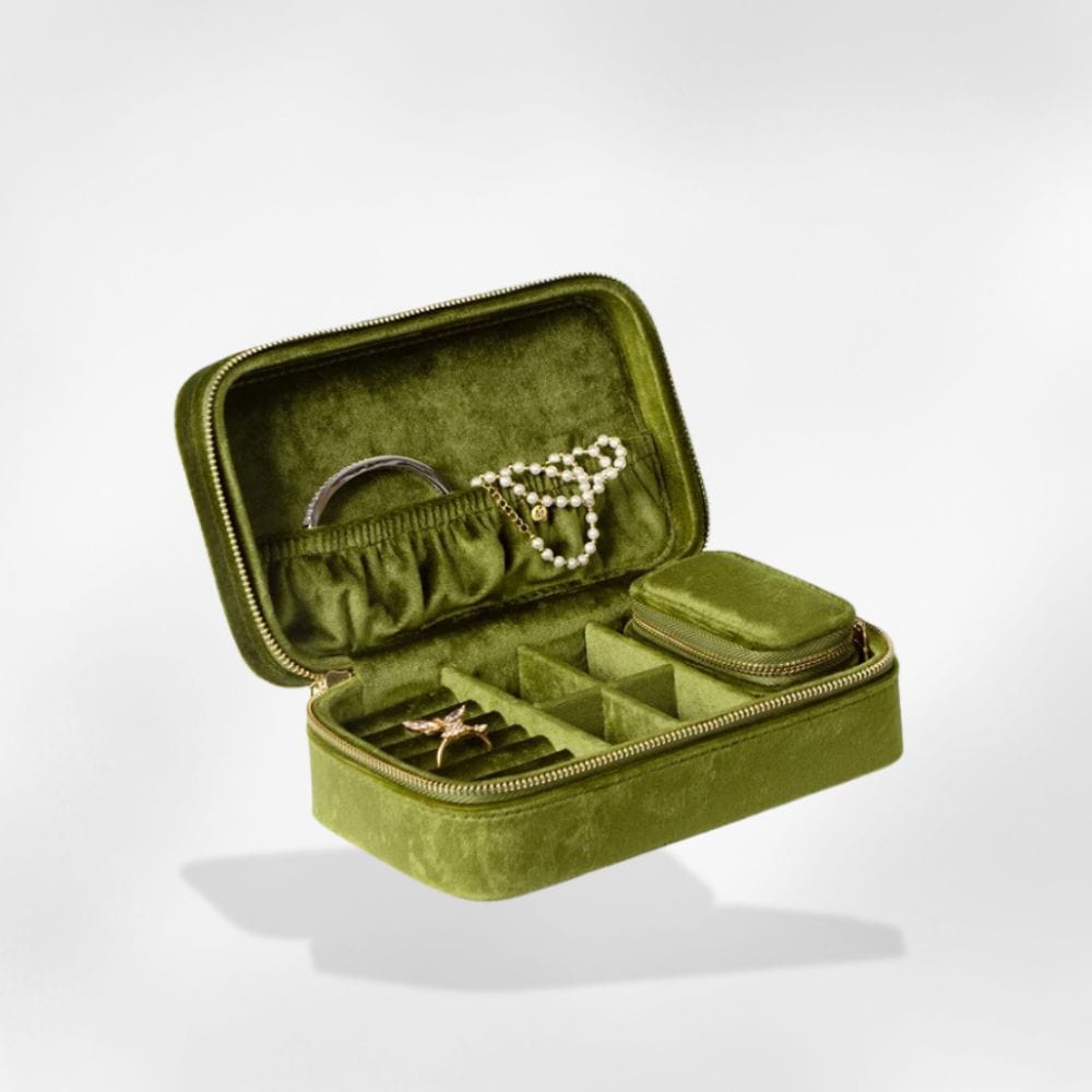 https://cdn.shopify.com/s/files/1/0889/8084/8989/files/royalcoffer-kaki-boite-bijoux-br-royalvel-71385141182813.jpg?v=1733068805