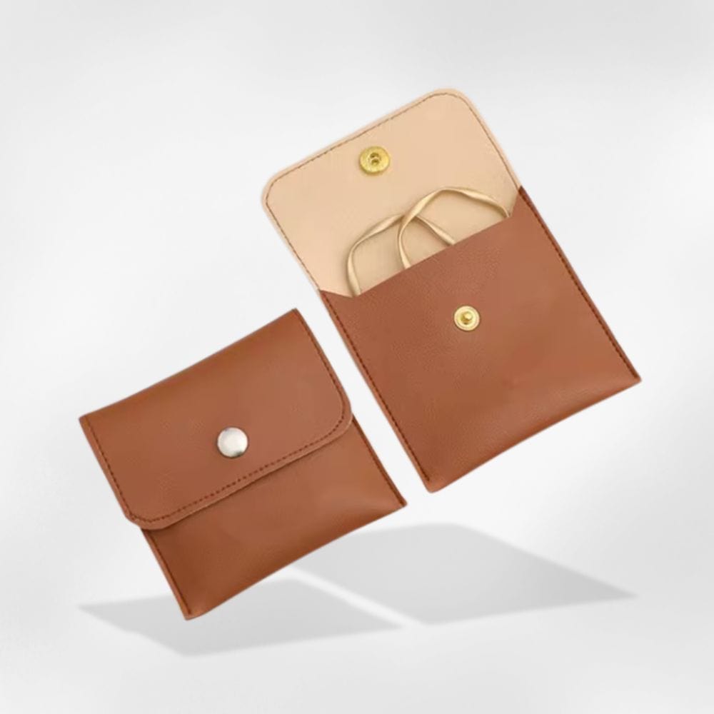 https://cdn.shopify.com/s/files/1/0889/8084/8989/files/royalcoffer-marron-boite-a-bijoux-br-de-poche-58471880130909.jpg?v=1727895606