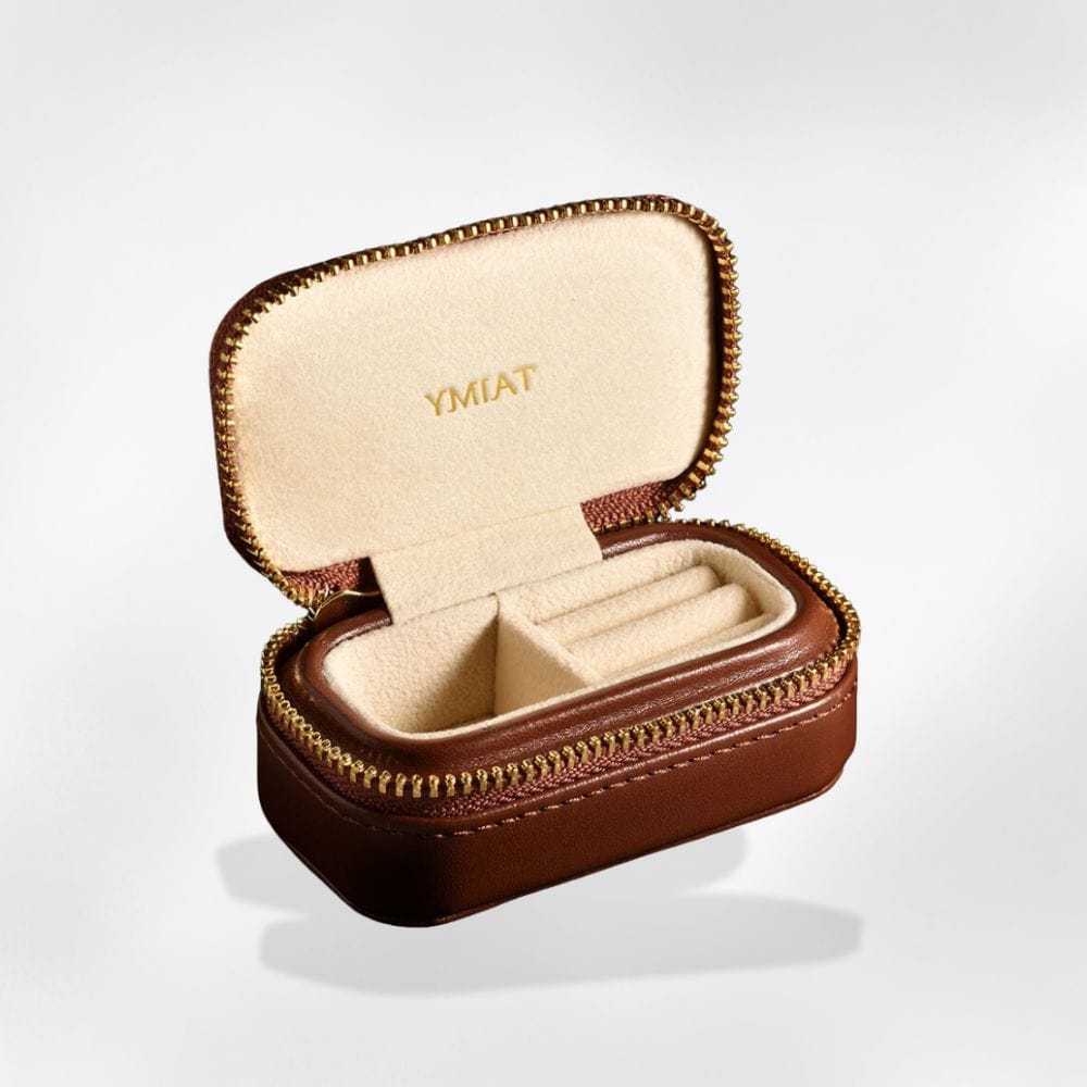 https://cdn.shopify.com/s/files/1/0889/8084/8989/files/royalcoffer-marron-boite-a-bijoux-vr-royaltravel-58542429372765.jpg?v=1727896335