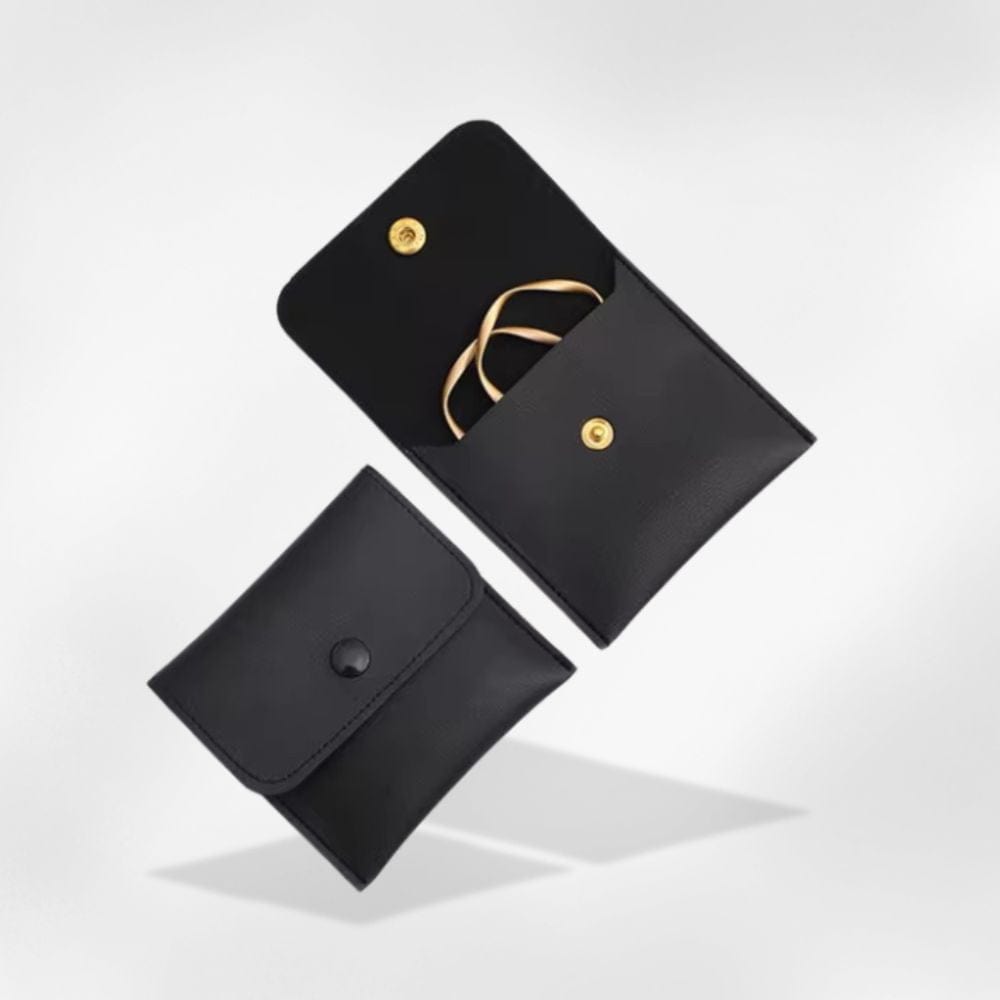 https://cdn.shopify.com/s/files/1/0889/8084/8989/files/royalcoffer-noir-boite-a-bijoux-br-de-poche-58471880229213.jpg?v=1727893083