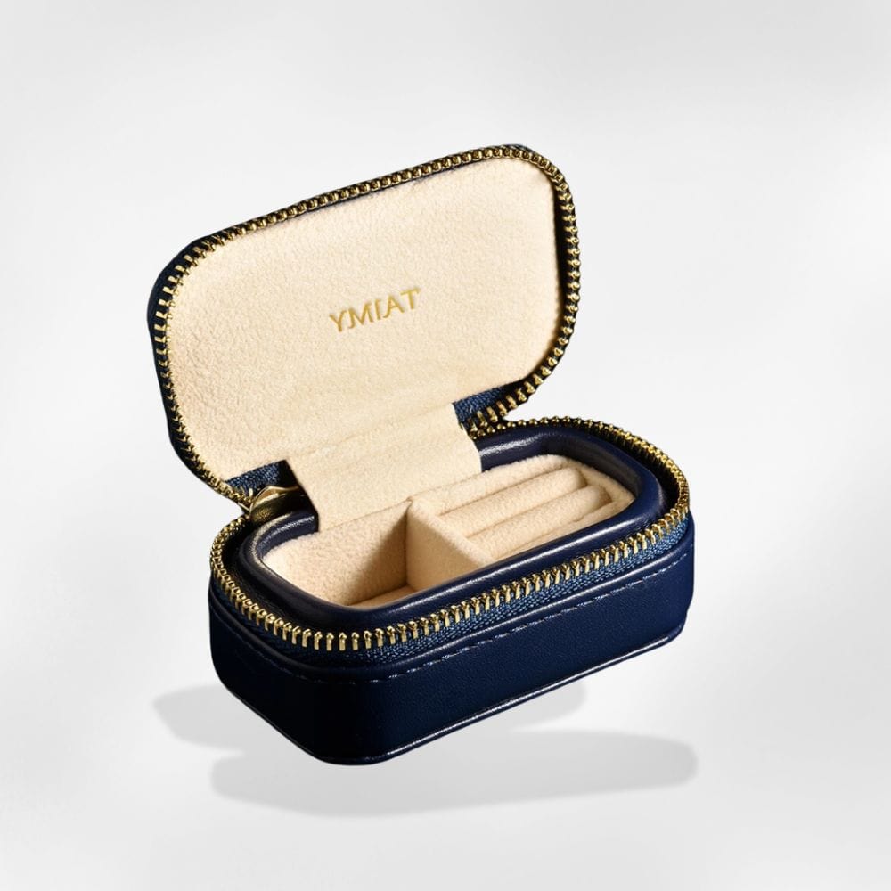https://cdn.shopify.com/s/files/1/0889/8084/8989/files/royalcoffer-noir-boite-a-bijoux-vr-royaltravel-58542429471069.jpg?v=1727890582