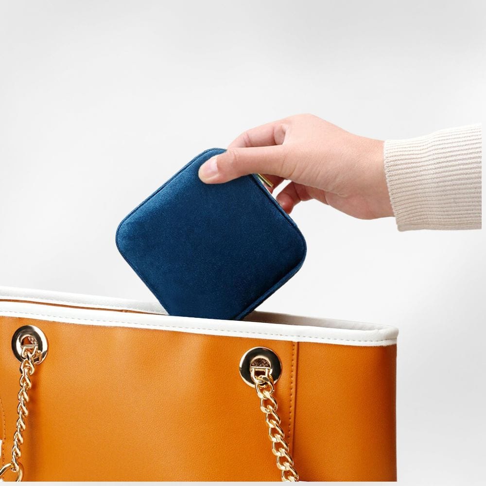 https://cdn.shopify.com/s/files/1/0889/8084/8989/files/royalcoffer-petite-boite-a-bijoux-miroir-71760701096285.jpg?v=1733863830