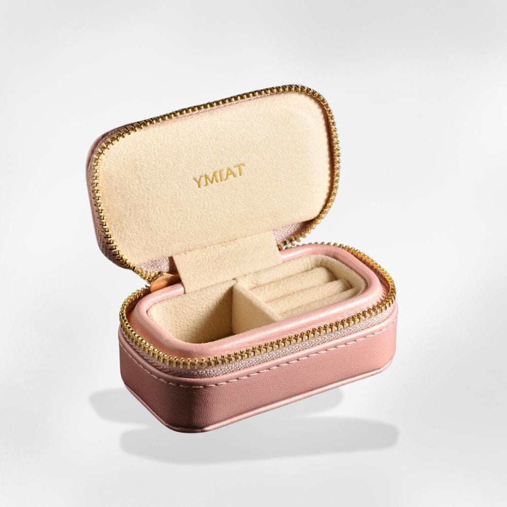 https://cdn.shopify.com/s/files/1/0889/8084/8989/files/royalcoffer-rose-boite-a-bijoux-vr-royaltravel-58542429307229.jpg?v=1727896338