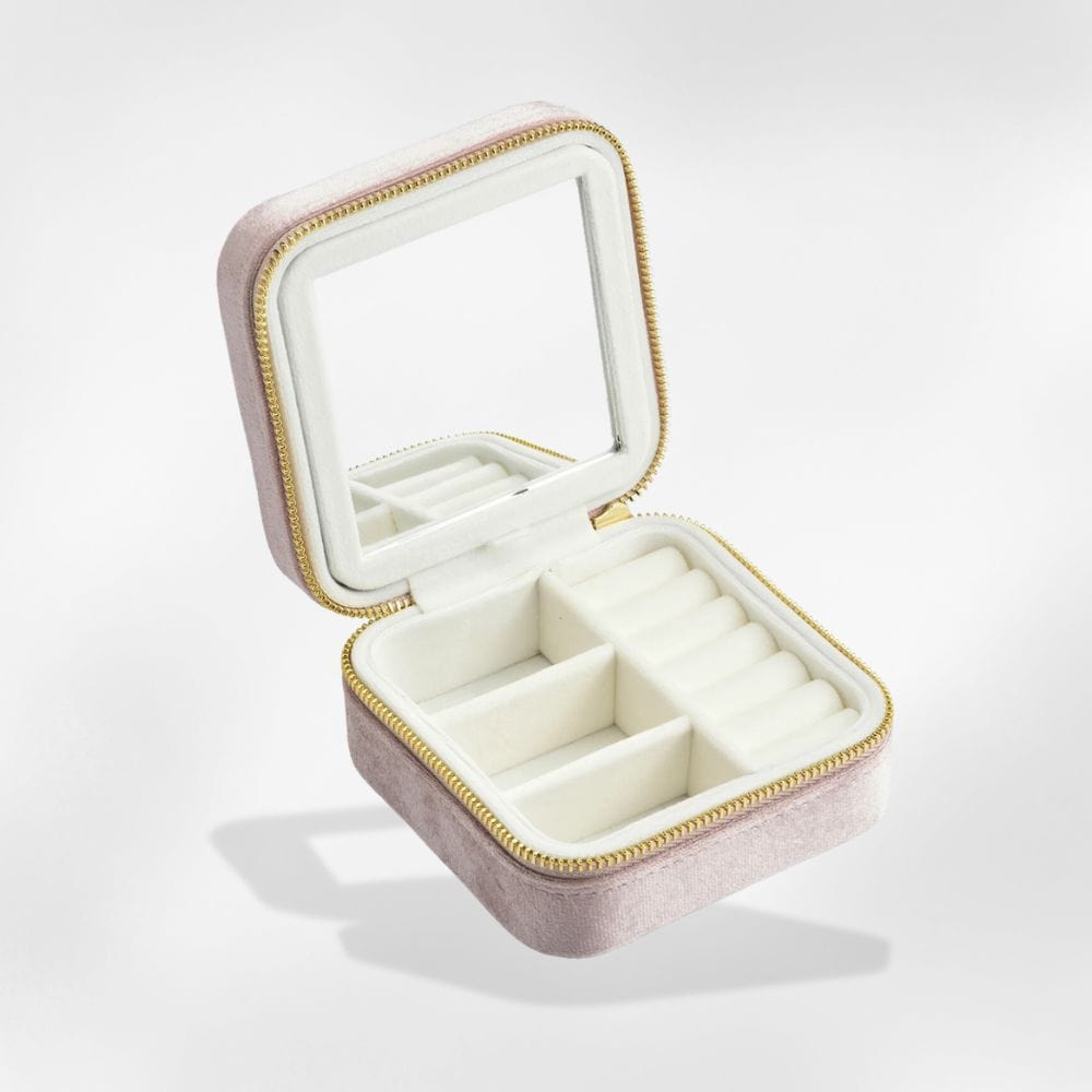 https://cdn.shopify.com/s/files/1/0889/8084/8989/files/royalcoffer-rose-petite-boite-a-bijoux-miroir-71760701129053.jpg?v=1733677930