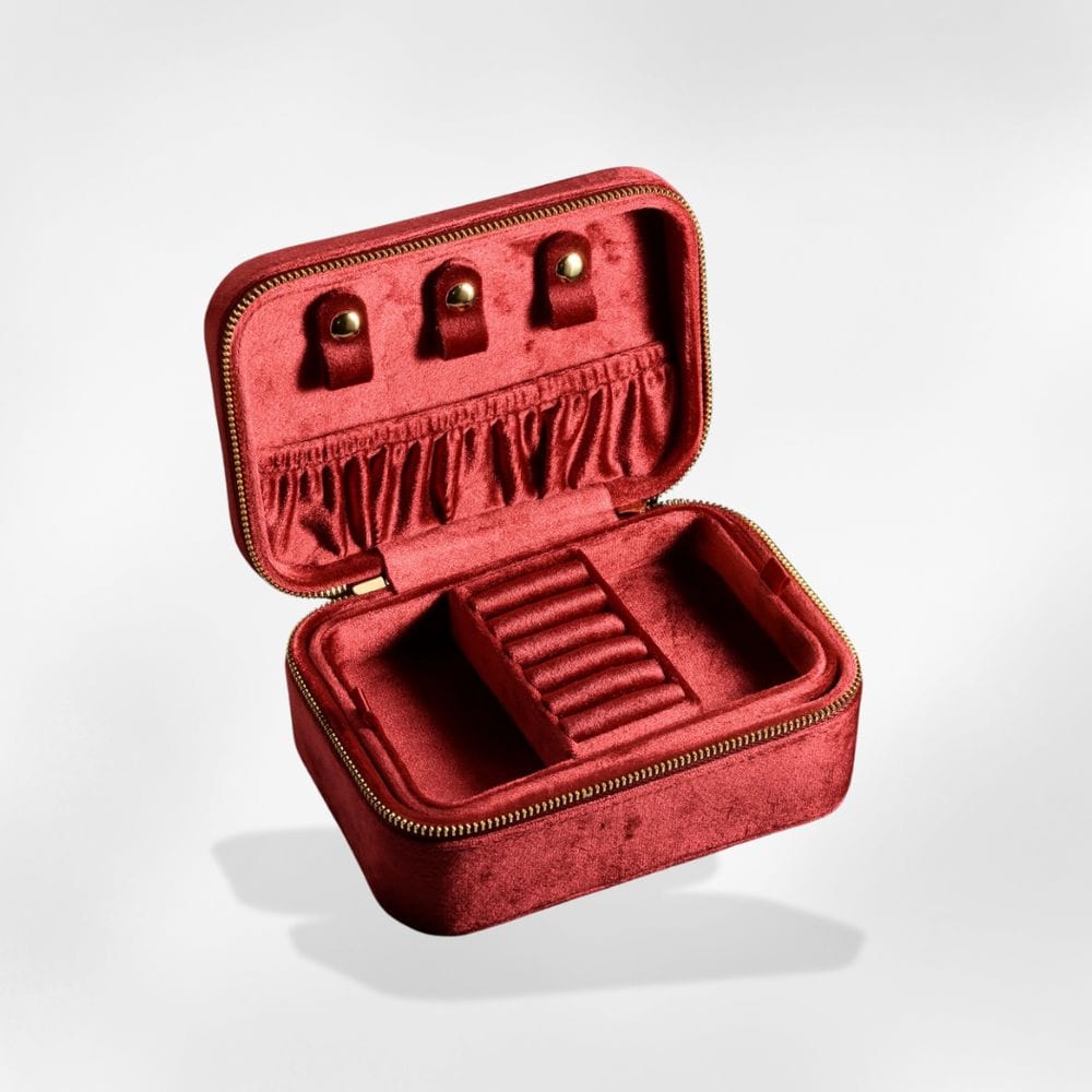 https://cdn.shopify.com/s/files/1/0889/8084/8989/files/royalcoffer-rouge-boite-a-bijoux-br-royaltravel-71385062736221.jpg?v=1733069027