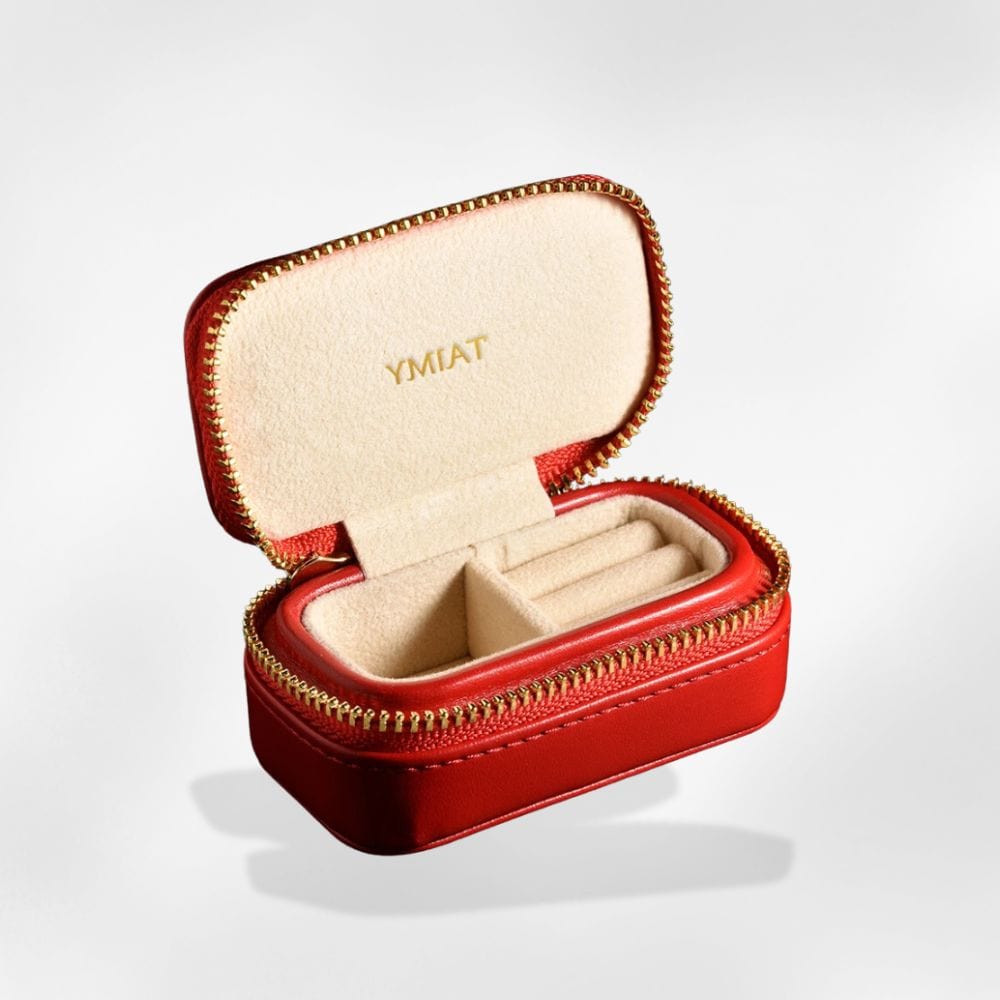 https://cdn.shopify.com/s/files/1/0889/8084/8989/files/royalcoffer-rouge-boite-a-bijoux-vr-royaltravel-58542429569373.jpg?v=1727890210