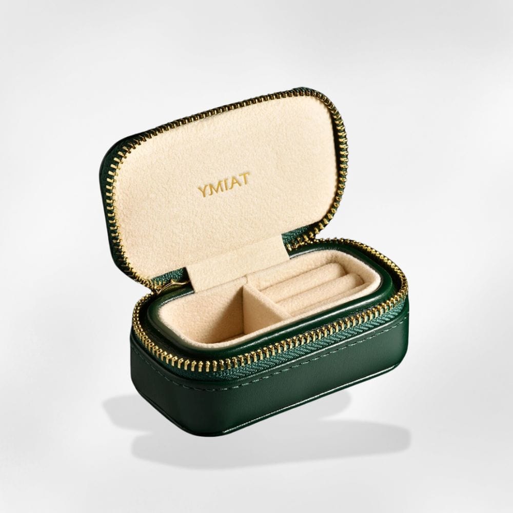 https://cdn.shopify.com/s/files/1/0889/8084/8989/files/royalcoffer-vert-boite-a-bijoux-vr-royaltravel-58542429634909.jpg?v=1727896341