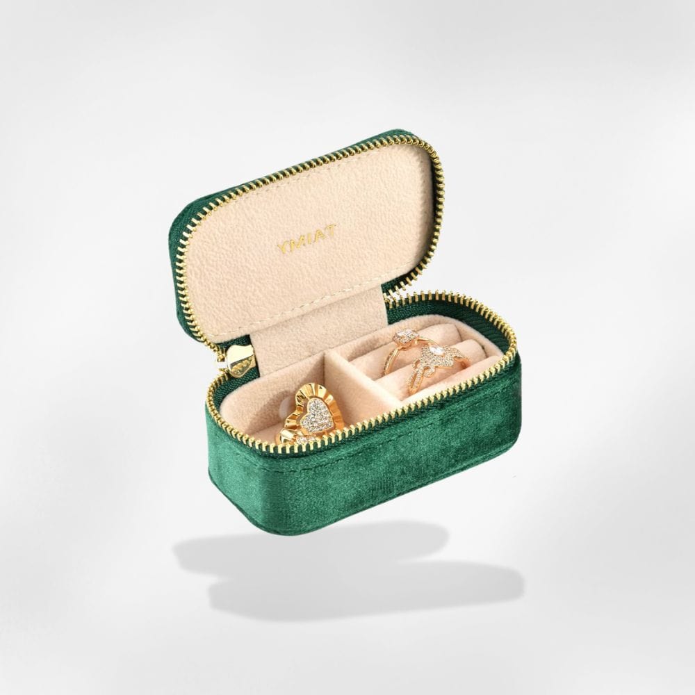 https://cdn.shopify.com/s/files/1/0889/8084/8989/files/royalcoffer-vert-ecrin-a-bijoux-en-velours-58589084778845.jpg?v=1727888954