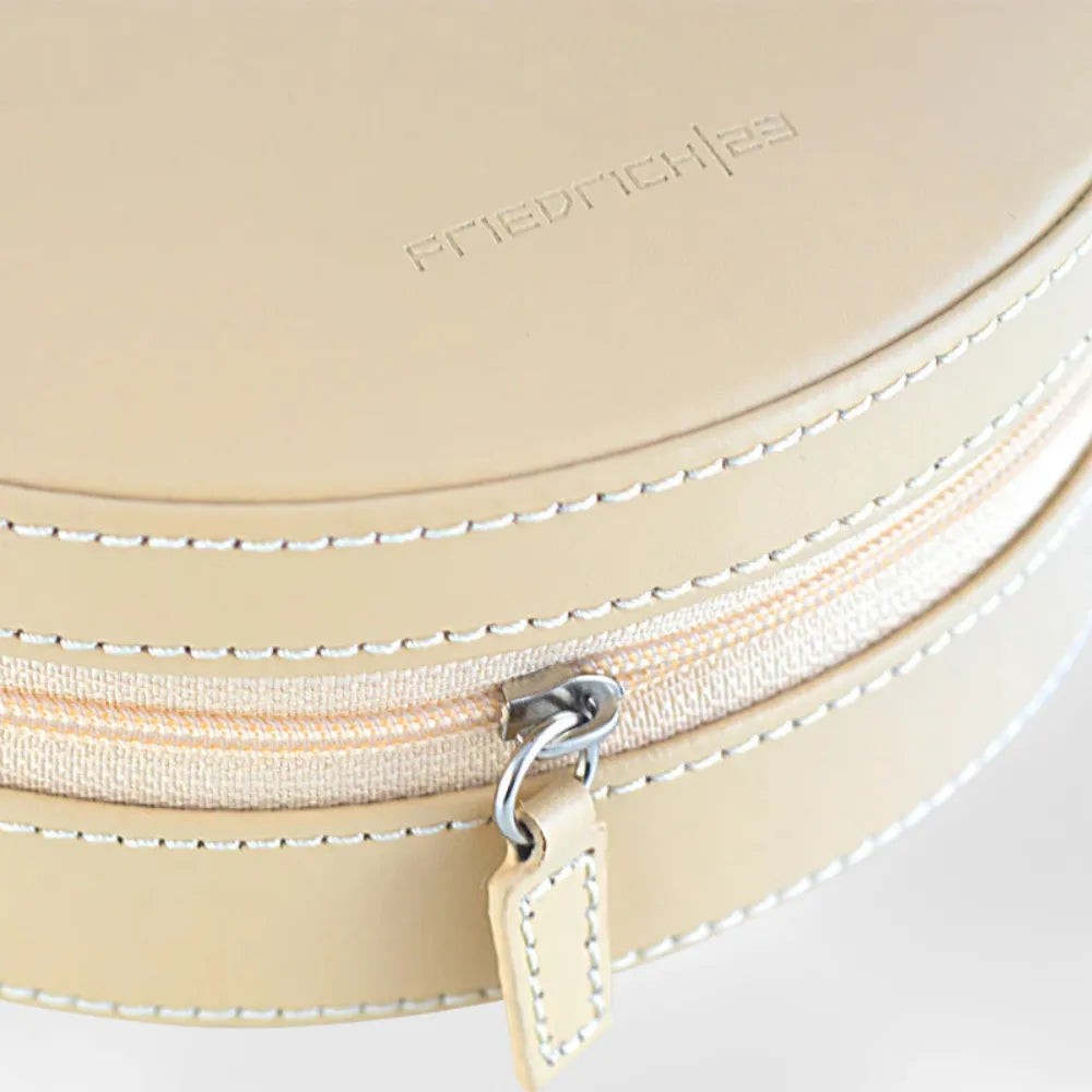 https://cdn.shopify.com/s/files/1/0889/8084/8989/files/royalcoffer_Bo_te_Bijoux_de_Voyage_en_Cuir_3.webp?v=1750336124
