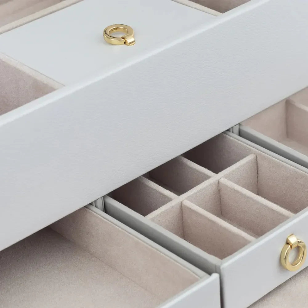 https://cdn.shopify.com/s/files/1/0889/8084/8989/files/royalcoffer_Coffret_Bijoux_Luxe_3.webp?v=1750781880