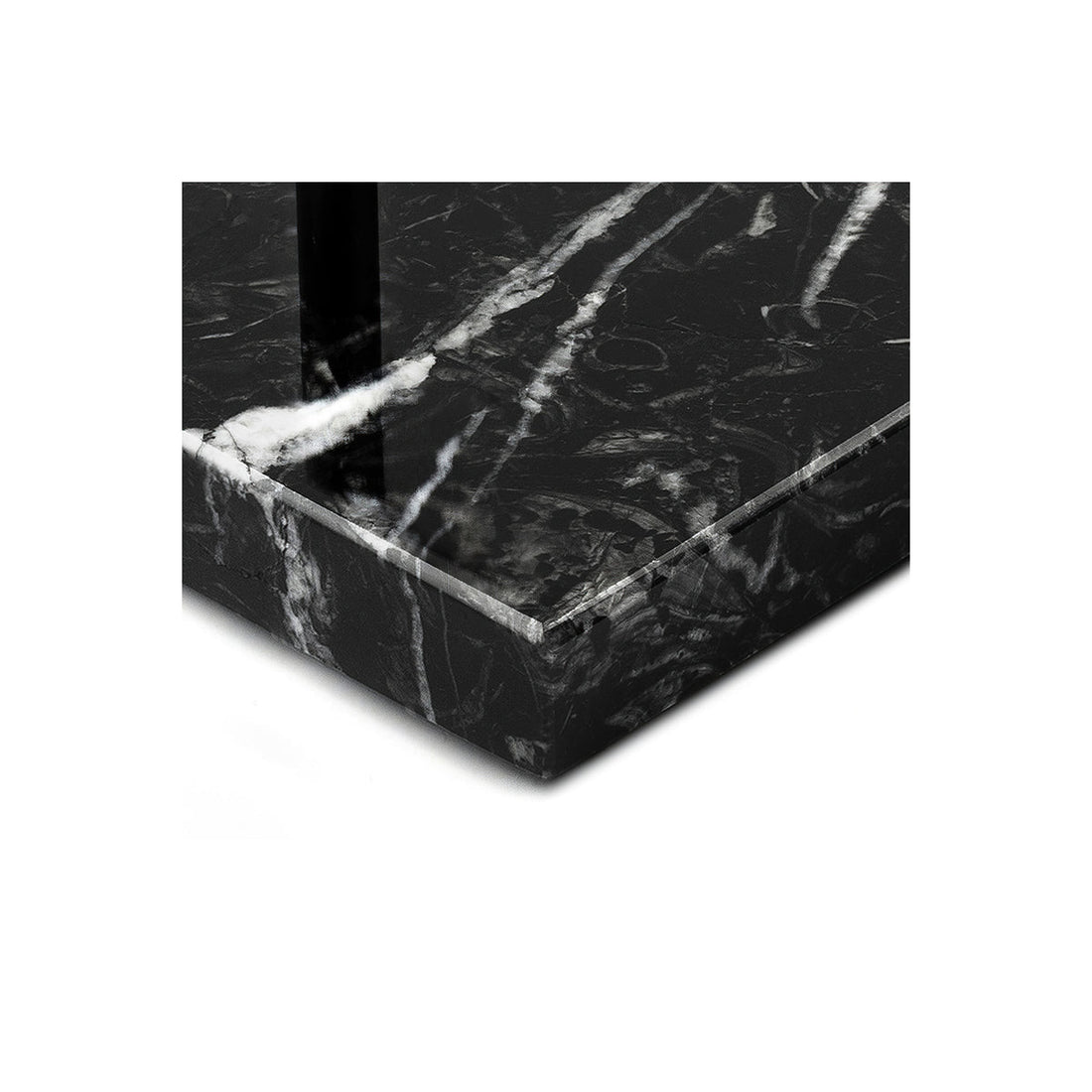 Présentoir montre marbre noir – détail de l'angle du marbre noir veiné de blanc