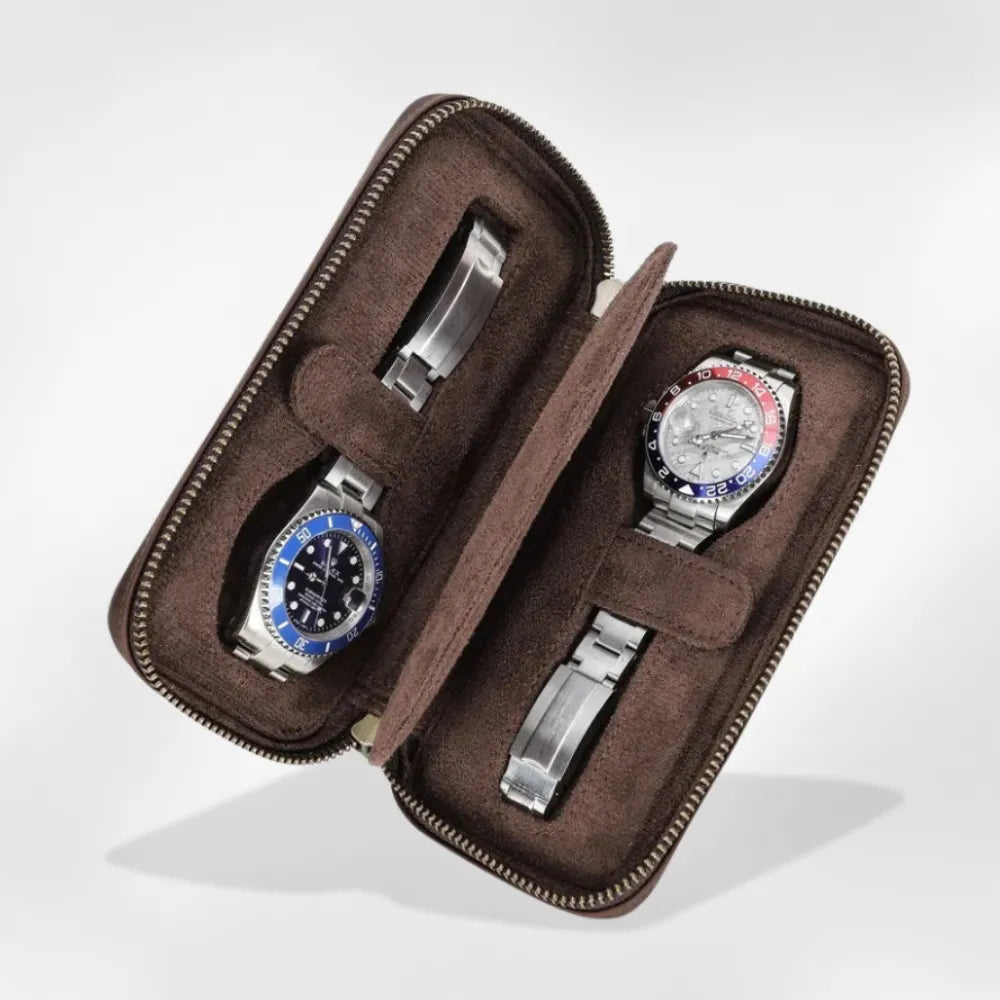 https://cdn.shopify.com/s/files/1/0889/8084/8989/files/tui_Montre_Cuir_Voyage_Livraison_OFFERTE_RoyalCoffer_3456.webp?v=1773245270