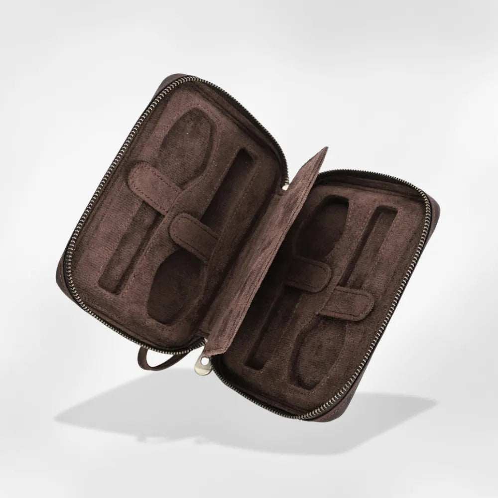 https://cdn.shopify.com/s/files/1/0889/8084/8989/files/tui_Montre_Cuir_Voyage_Livraison_OFFERTE_RoyalCoffer_3.webp?v=1773245270